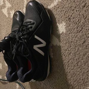 I am selling these size 12 men’s, new balance baseball cleats. Never been worn.